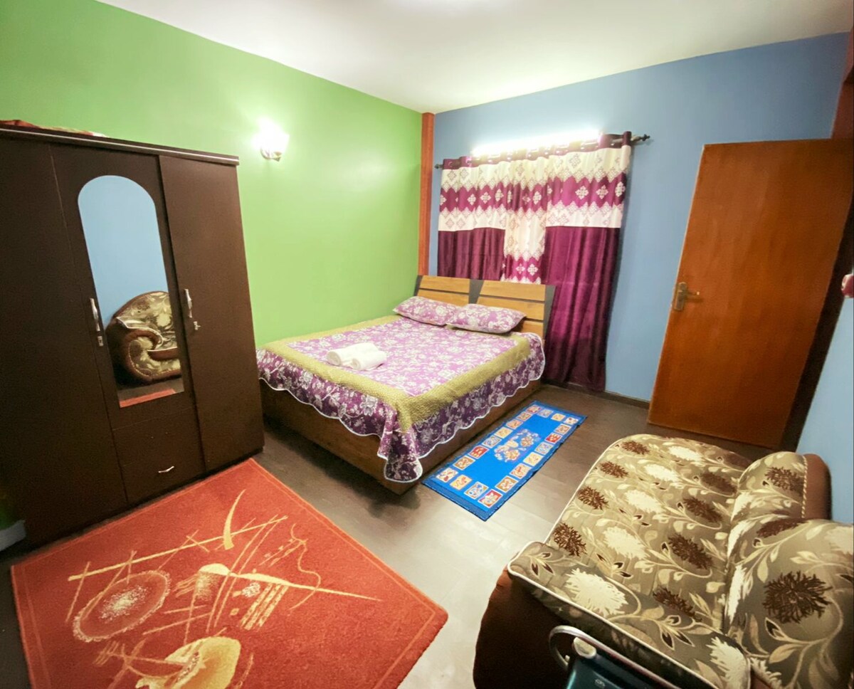 Top floor room adjoining terrace wt a nice family