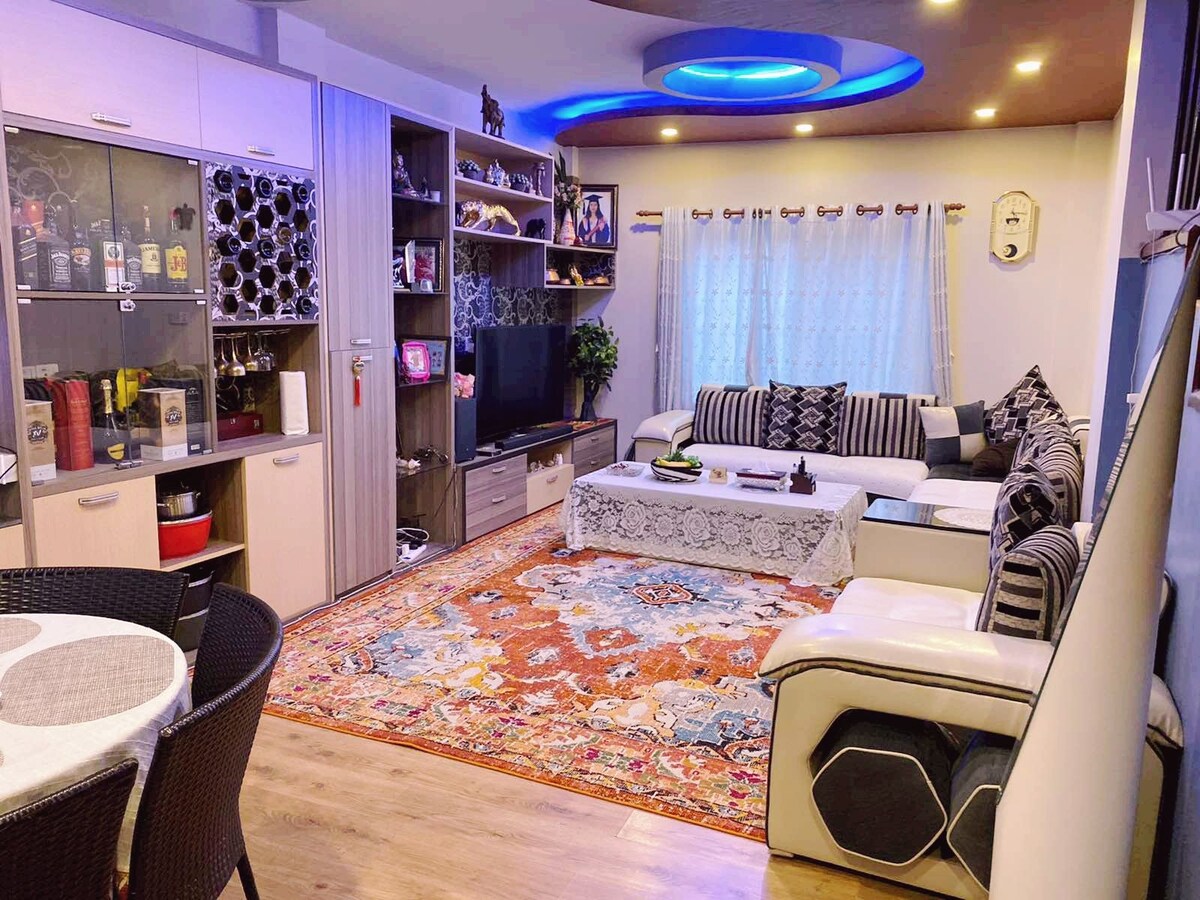 Top floor room adjoining terrace wt a nice family — photo