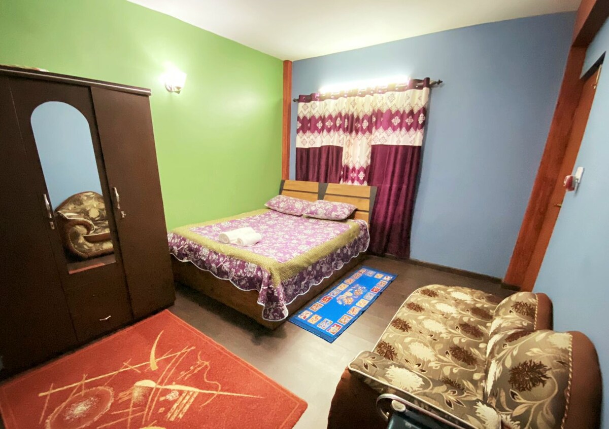 Top floor room adjoining terrace wt a nice family — photo