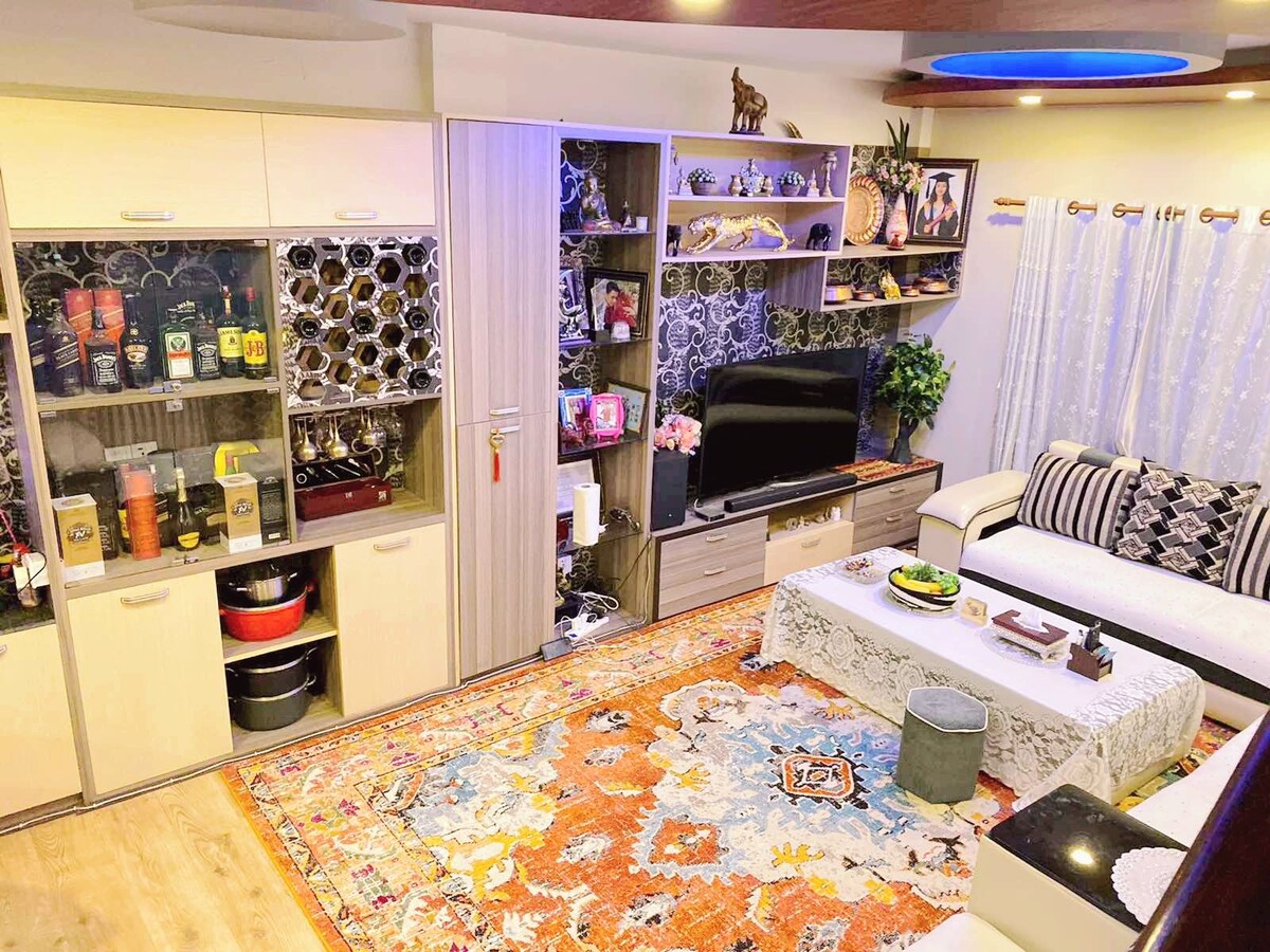 Top floor room adjoining terrace wt a nice family — photo