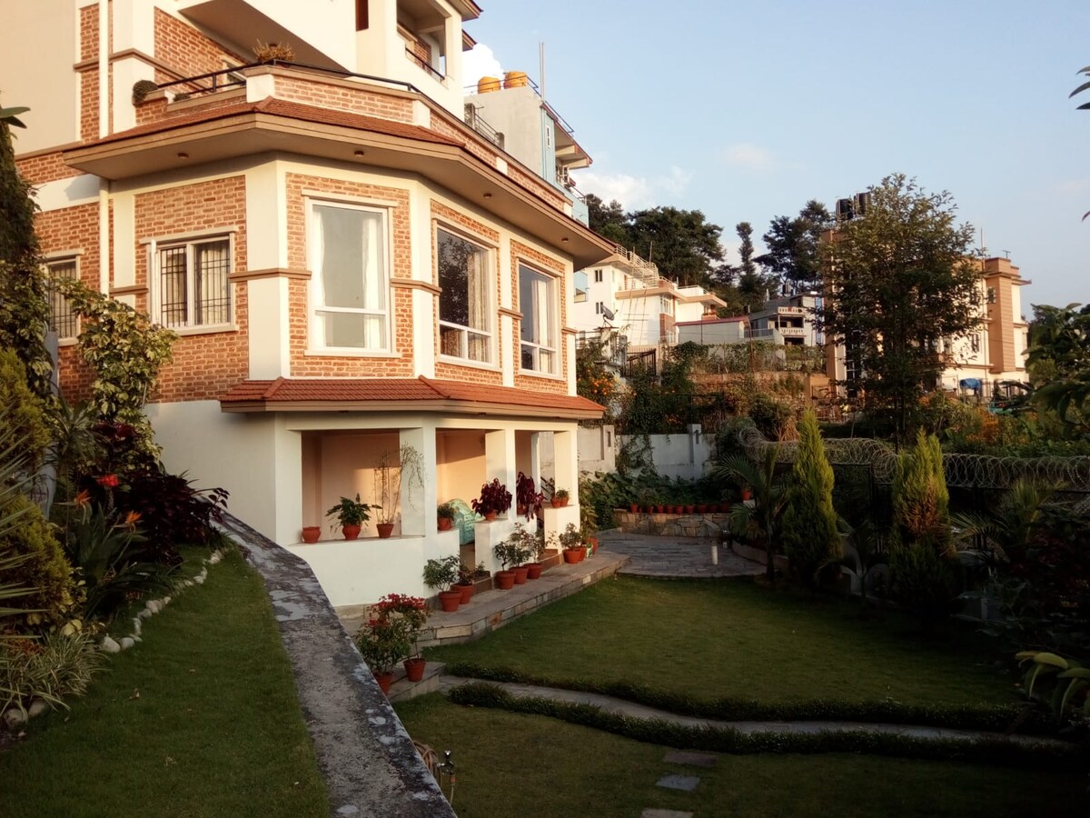 Sunny studio basement apartment with garden/ patio — photo