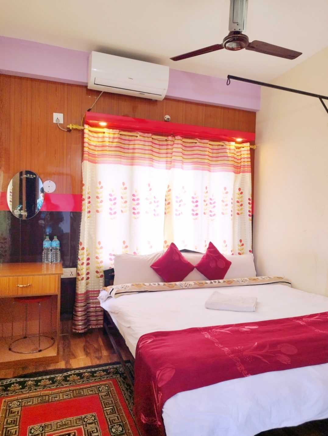 Deluxe King Size bed Room attached bathroom — photo