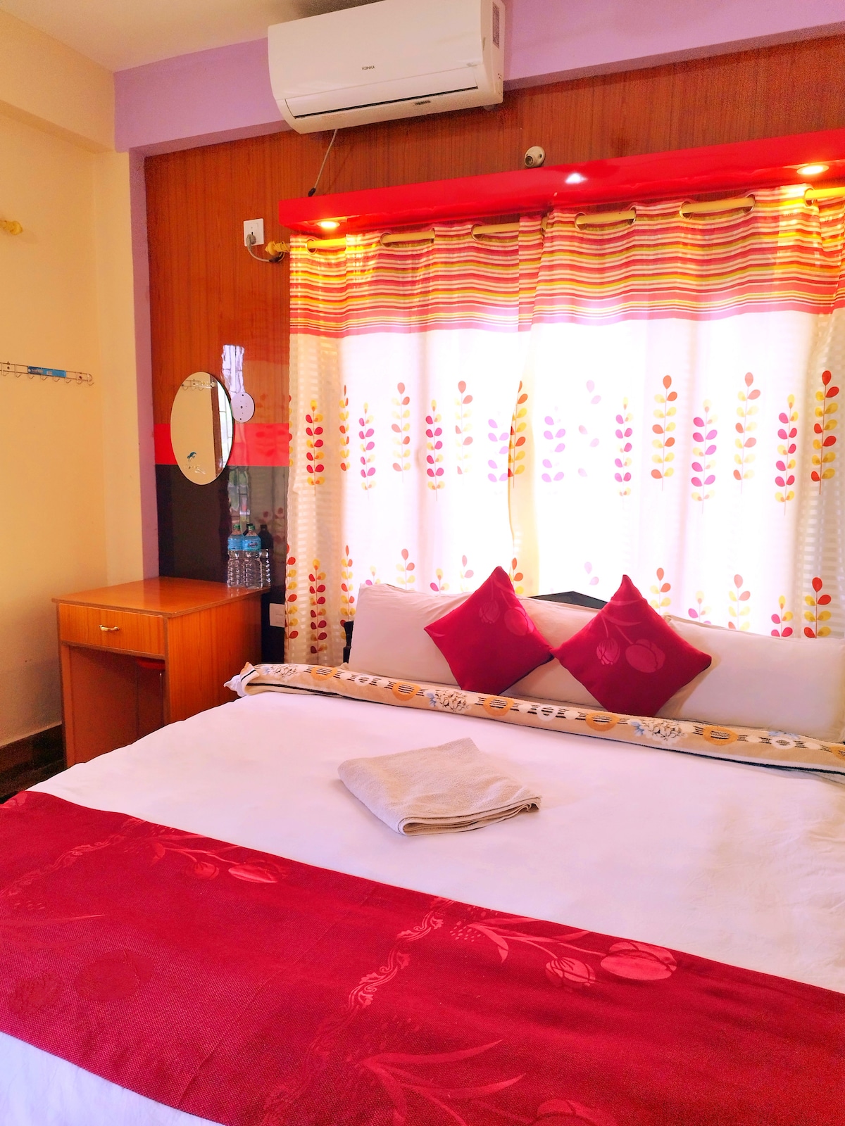 Deluxe King Size bed Room attached bathroom — photo