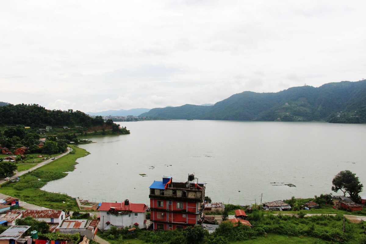 The Shiva Room: Beautiful Lakeview Private Room — photo