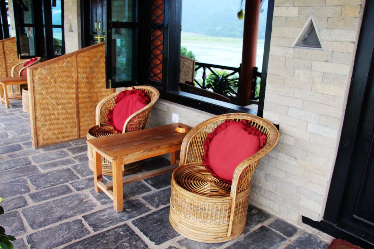 The Shiva Room: Beautiful Lakeview Private Room — photo