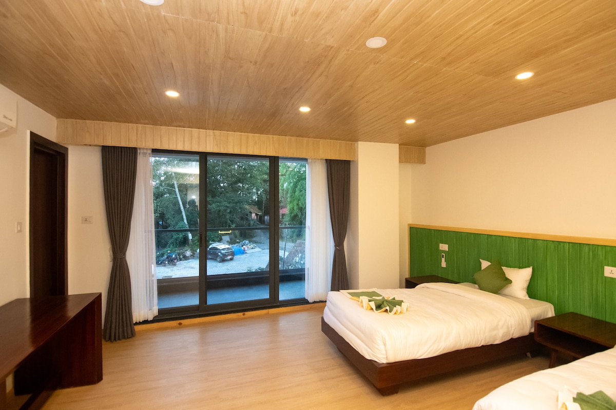 Beautiful Deluxe Triple Room w/ Mountain View — photo