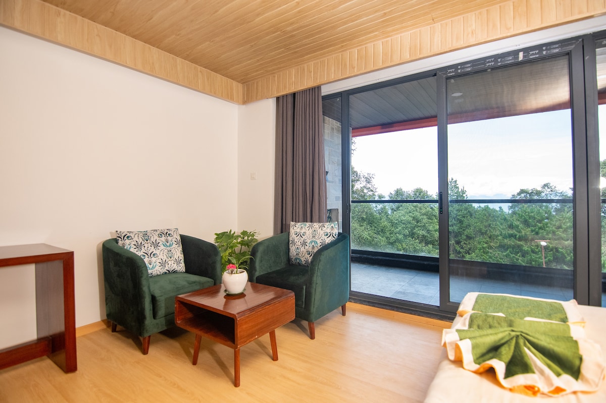 Beautiful Deluxe Triple Room w/ Mountain View — photo