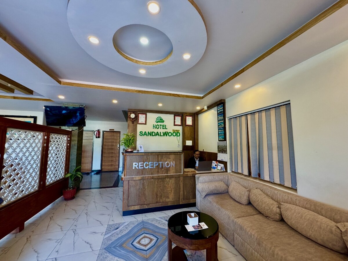 Deluxe Room-Queen + Single Bed / Hotel Sandalwood — photo