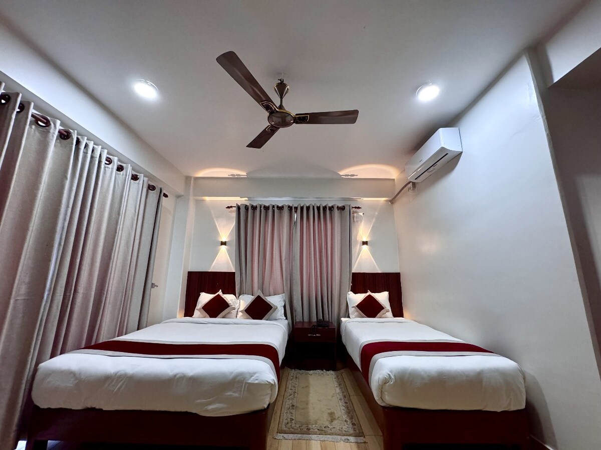 Deluxe Room-Queen + Single Bed / Hotel Sandalwood — photo