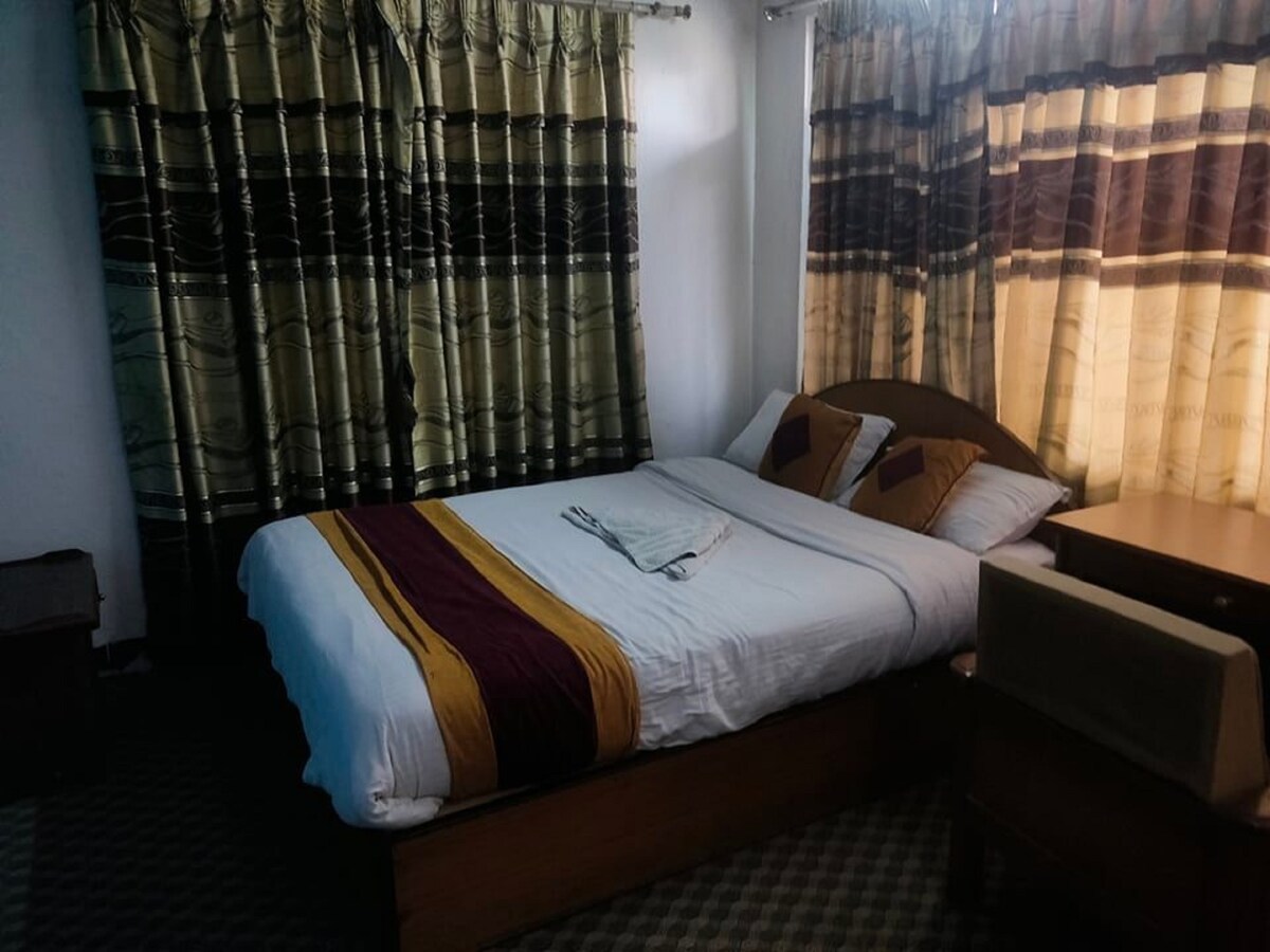 Double Bed & Private Bathroom-Breakfast Included