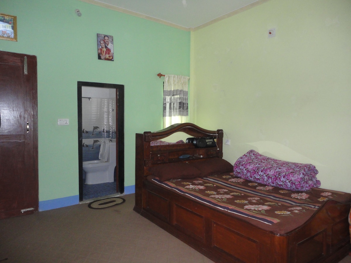 Beautiful air-conditioned room/attached bathroom