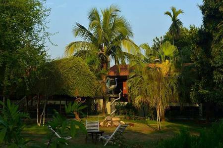 A Resort with Restaurant and Pool — photo