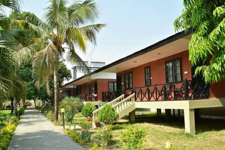 A Resort with Restaurant and Pool — photo