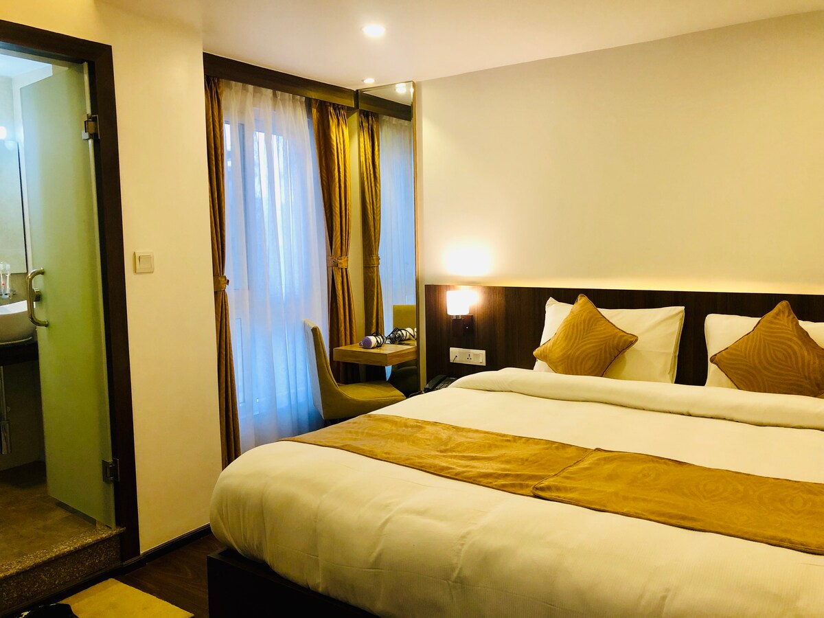 Deluxe Double Room at The Milestone Hotel — photo