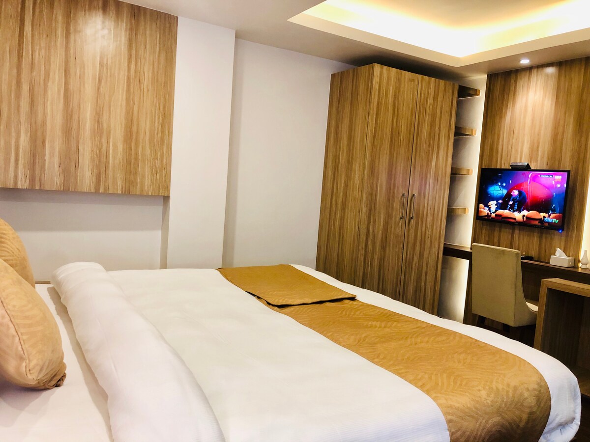 Deluxe Double Room at The Milestone Hotel — photo