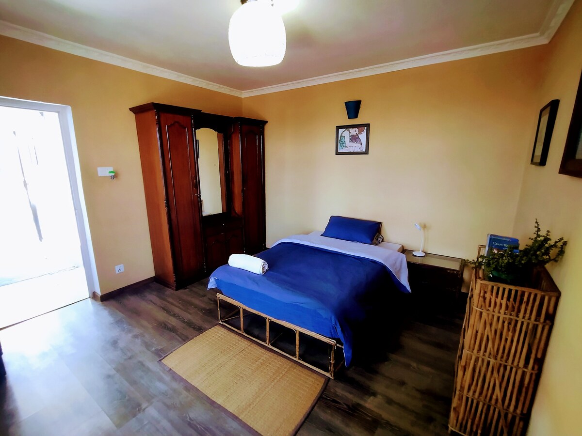 Room with balcony, private kitchen and bathroom — photo