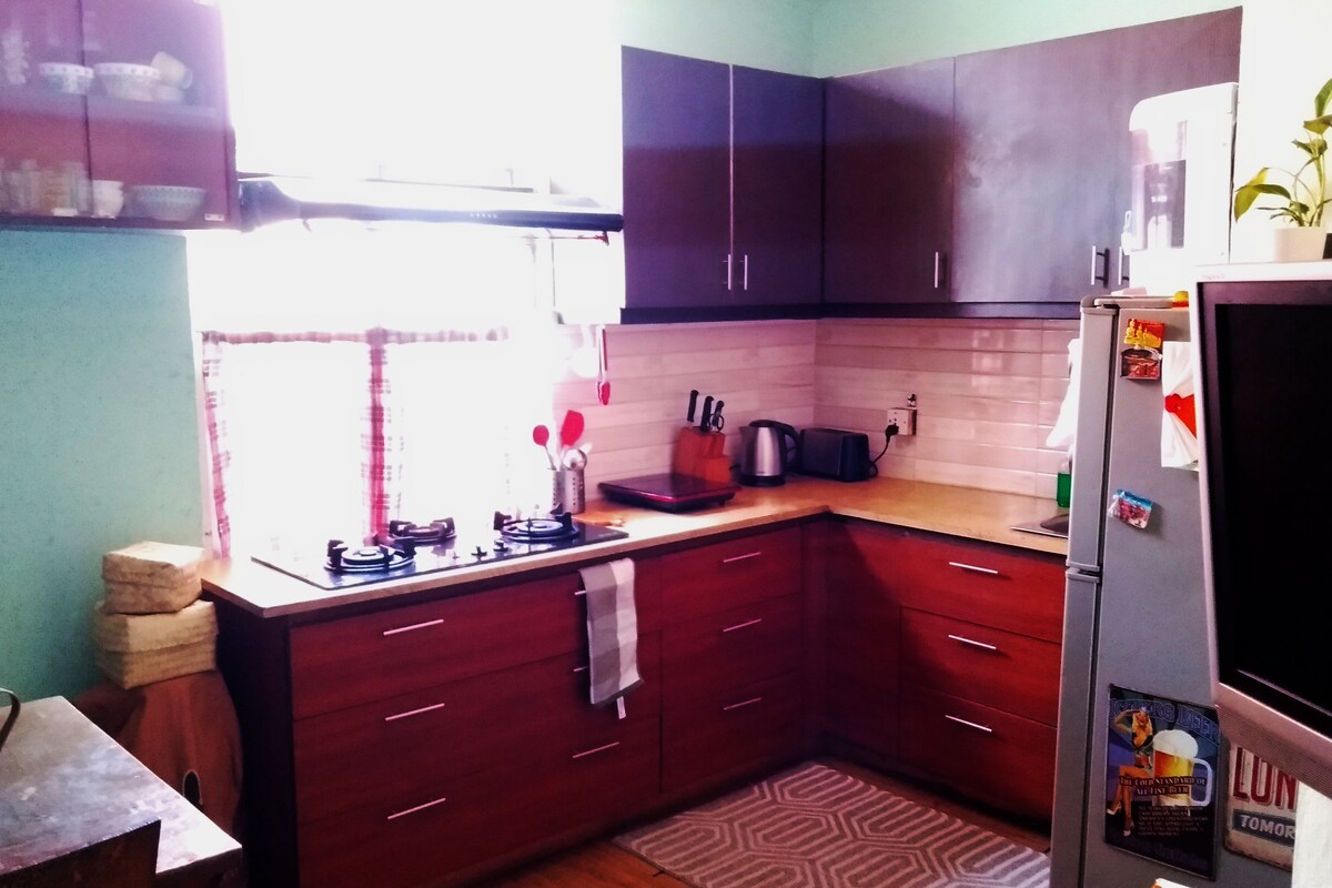 Room with balcony, private kitchen and bathroom — photo