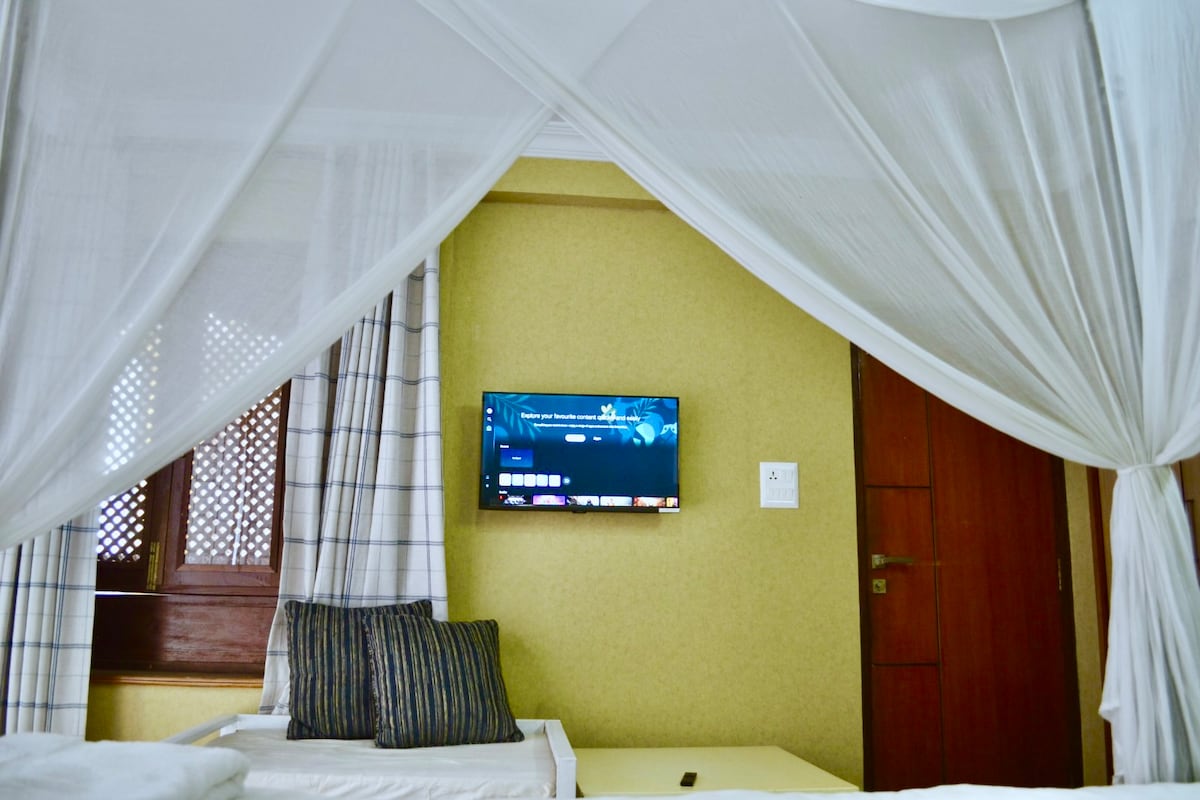 Private Room in Maharajgunj w/ Cultural Charm+Bath — photo