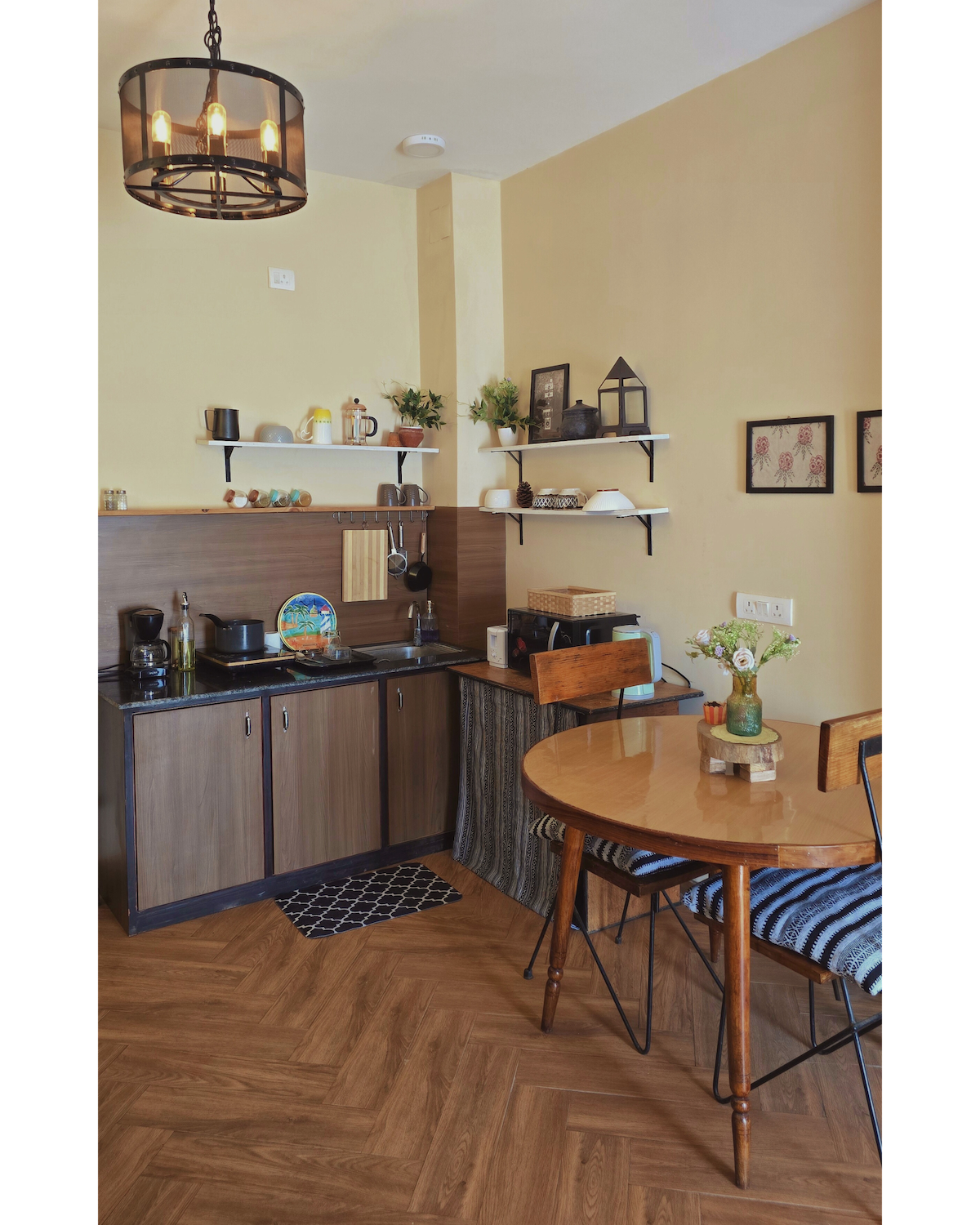 Chalet Style Studio BHK | City View Balcony & A/C — photo