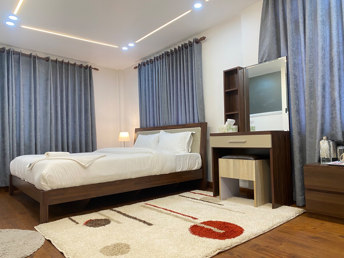 Peaceful Ensuite Room w/ Kitchen & Terrace Access