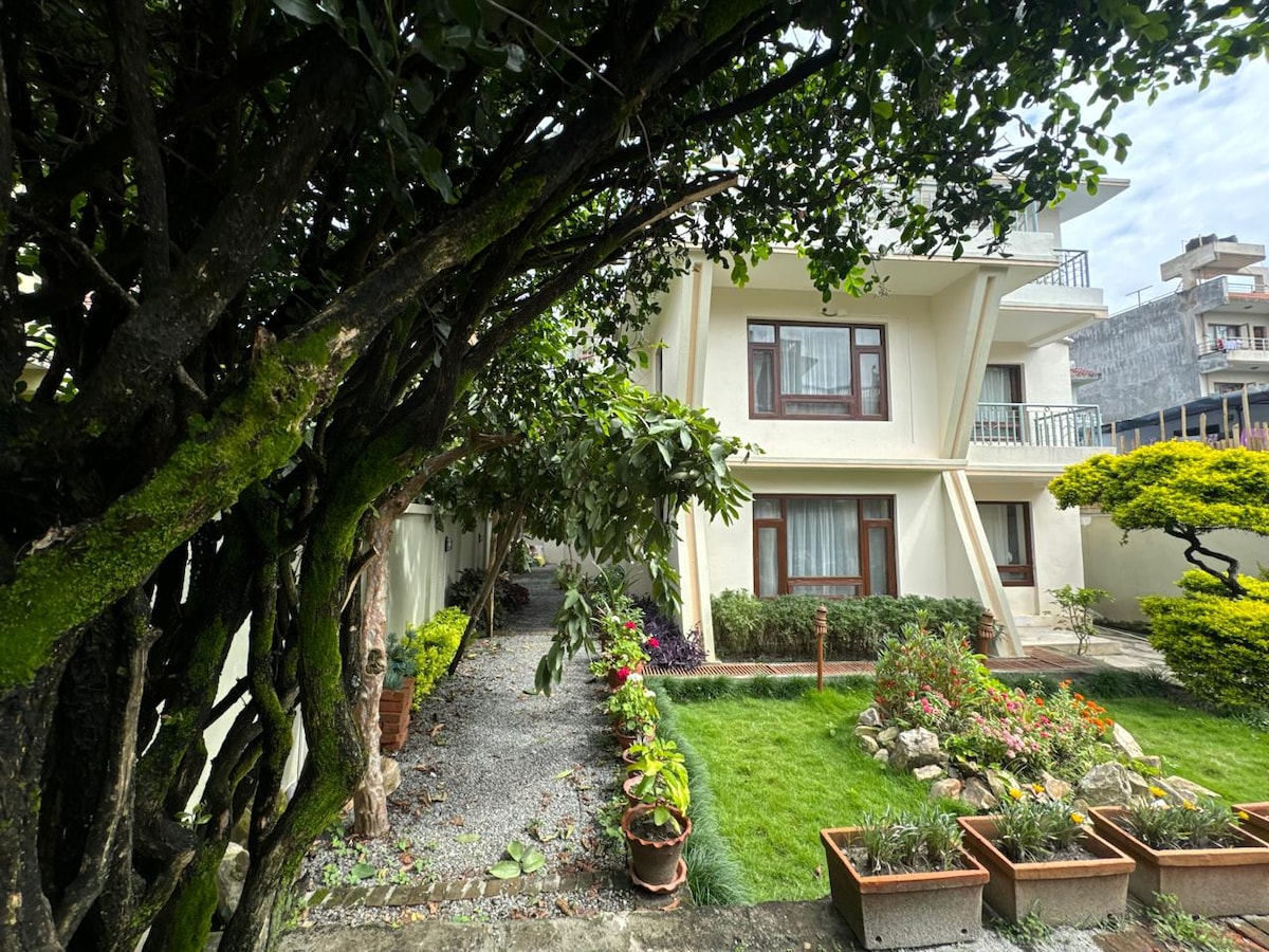 Ground Floor 2BHK Haven | Lush Garden & Parking — photo