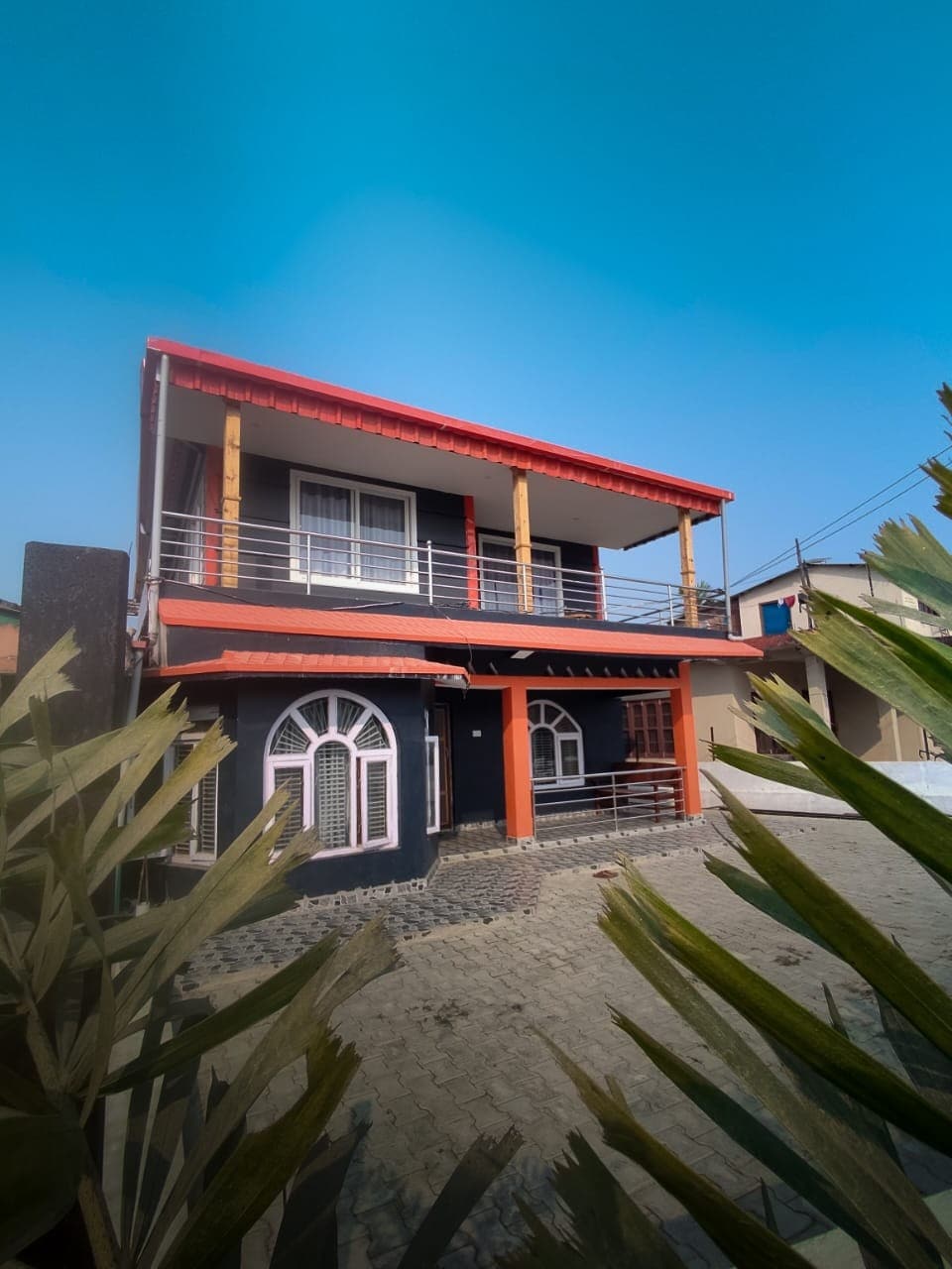 Vacation Vibe Villa – 2R, Balcony, Kitchen, Living — photo