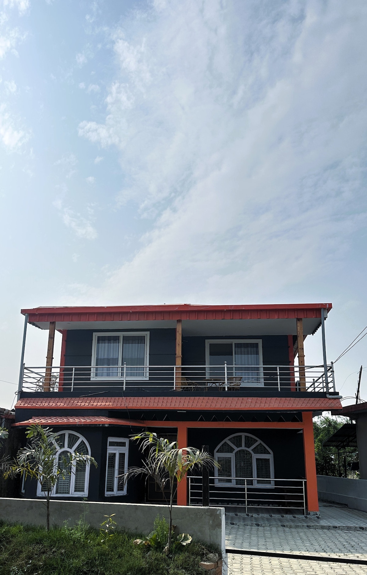 Vacation Vibe Villa – 2R, Balcony, Kitchen, Living — photo