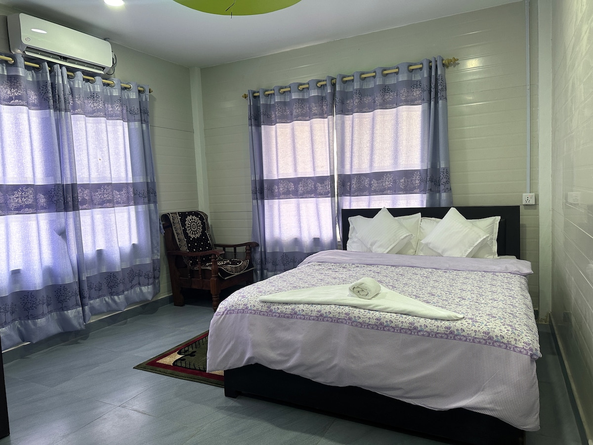 Vacation Vibe Villa – 2R, Balcony, Kitchen, Living — photo