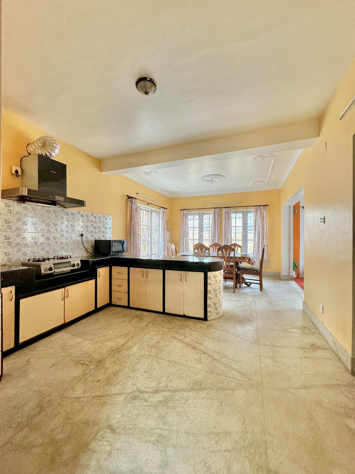 Spacious Chic Gateway to Delve into Historic City. — photo