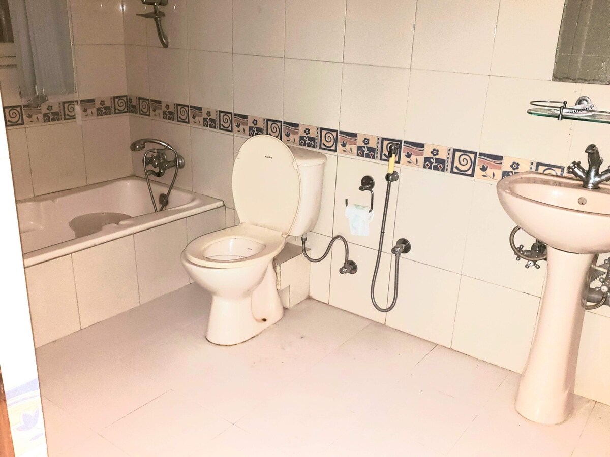 Bungalaw type house with garden. — photo