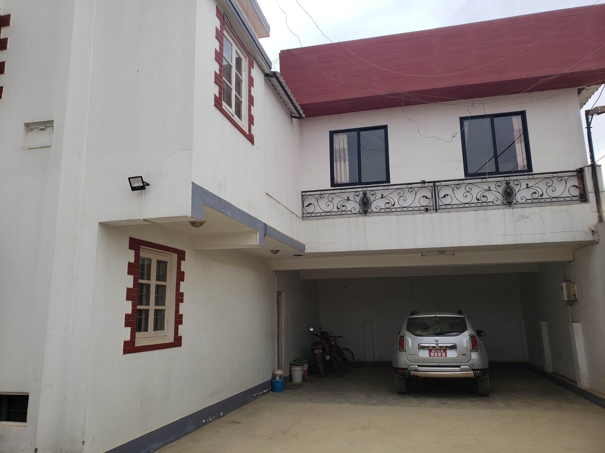 Bungalaw type house with garden. — photo