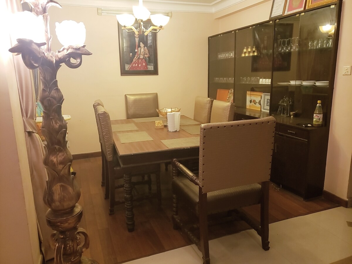 Bungalaw type house with garden. — photo