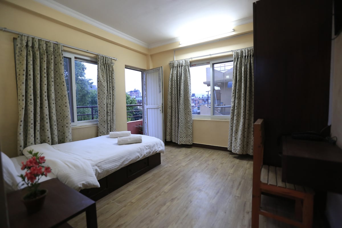 Family Style Hotel room 203- Walk to Lively Thamel