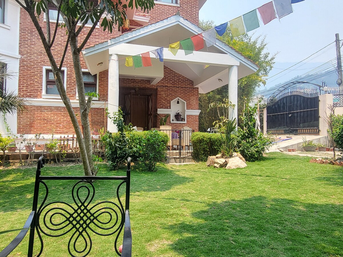 Extra Large Beautiful Room With Garden Views — photo