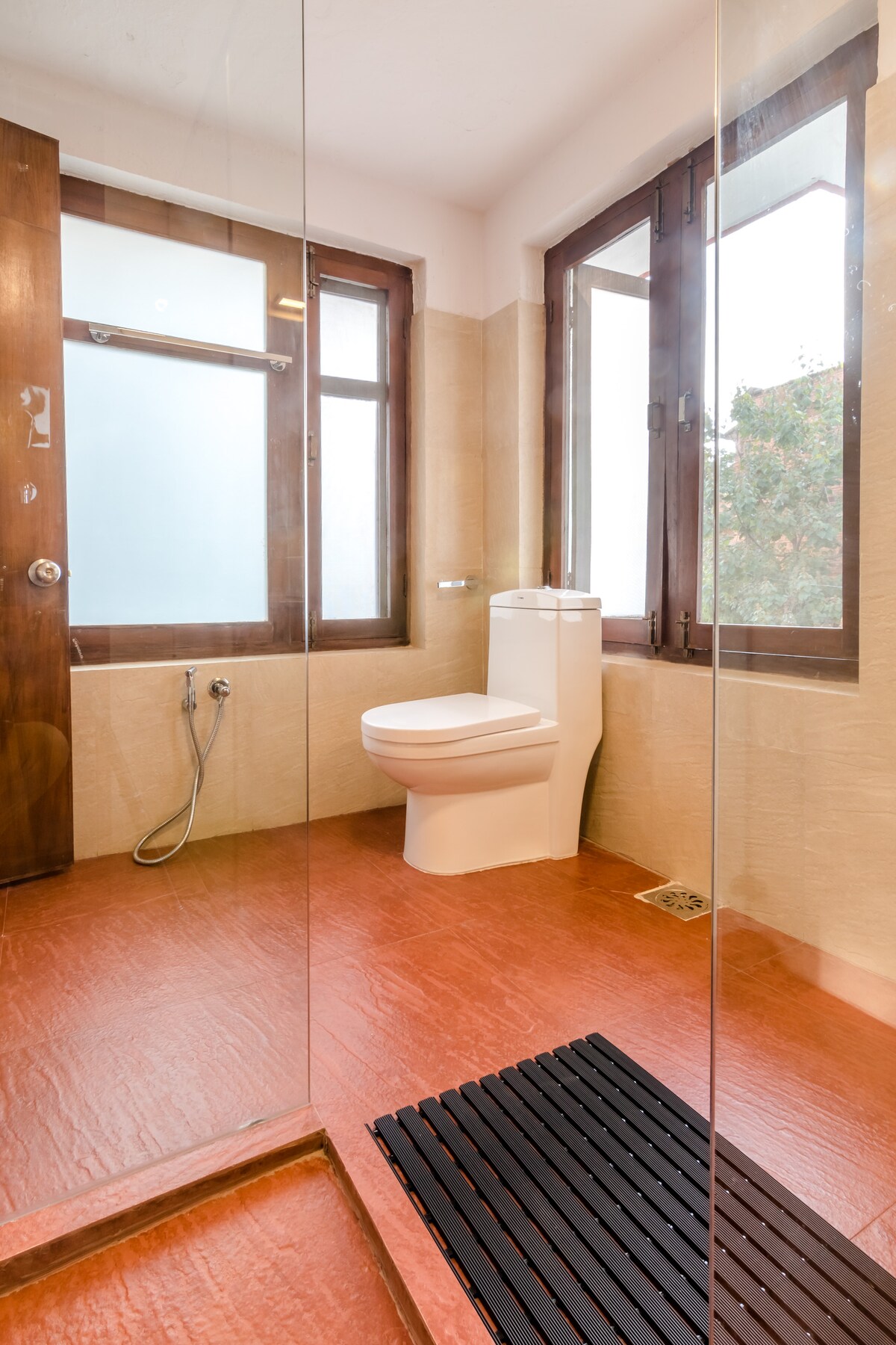 Modern Nepali Apartment in the Embassy District — photo