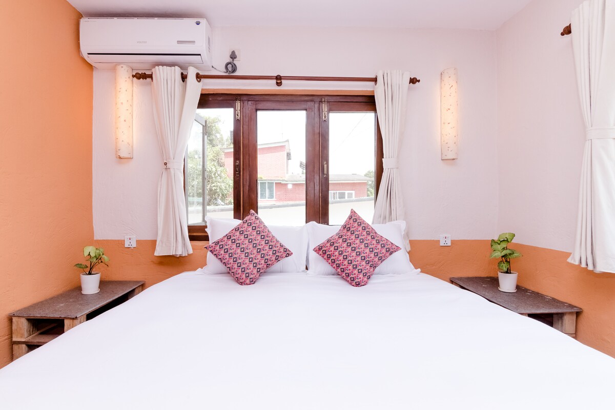 Modern Nepali Apartment in the Embassy District — photo