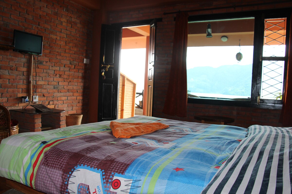 The Krishna Room: Beautiful Lakeview Private Room — photo