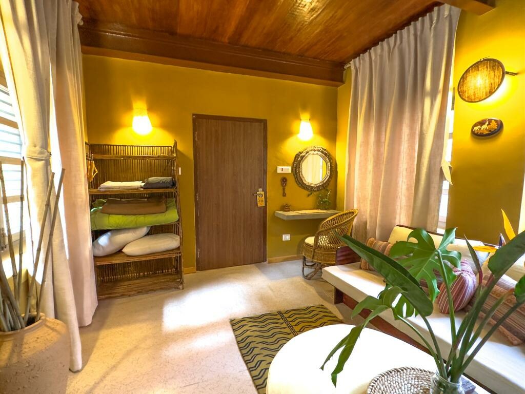 Melo Pomelo | King bed w/ living | Central area — photo