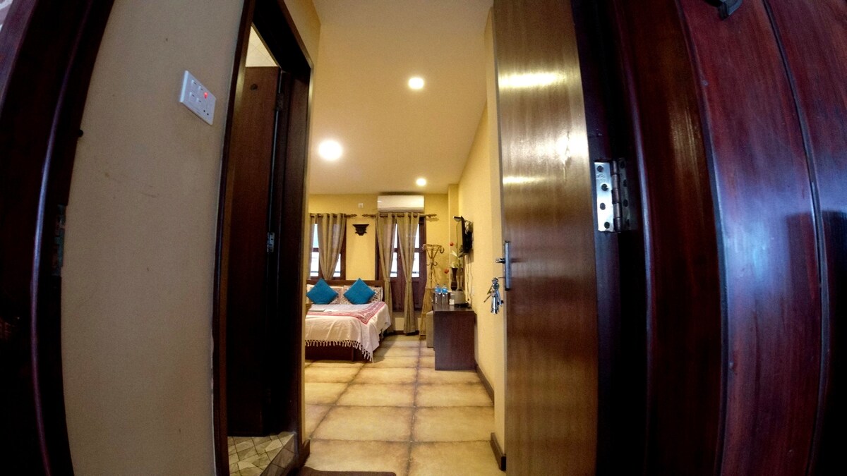 king suite with balcony room — photo