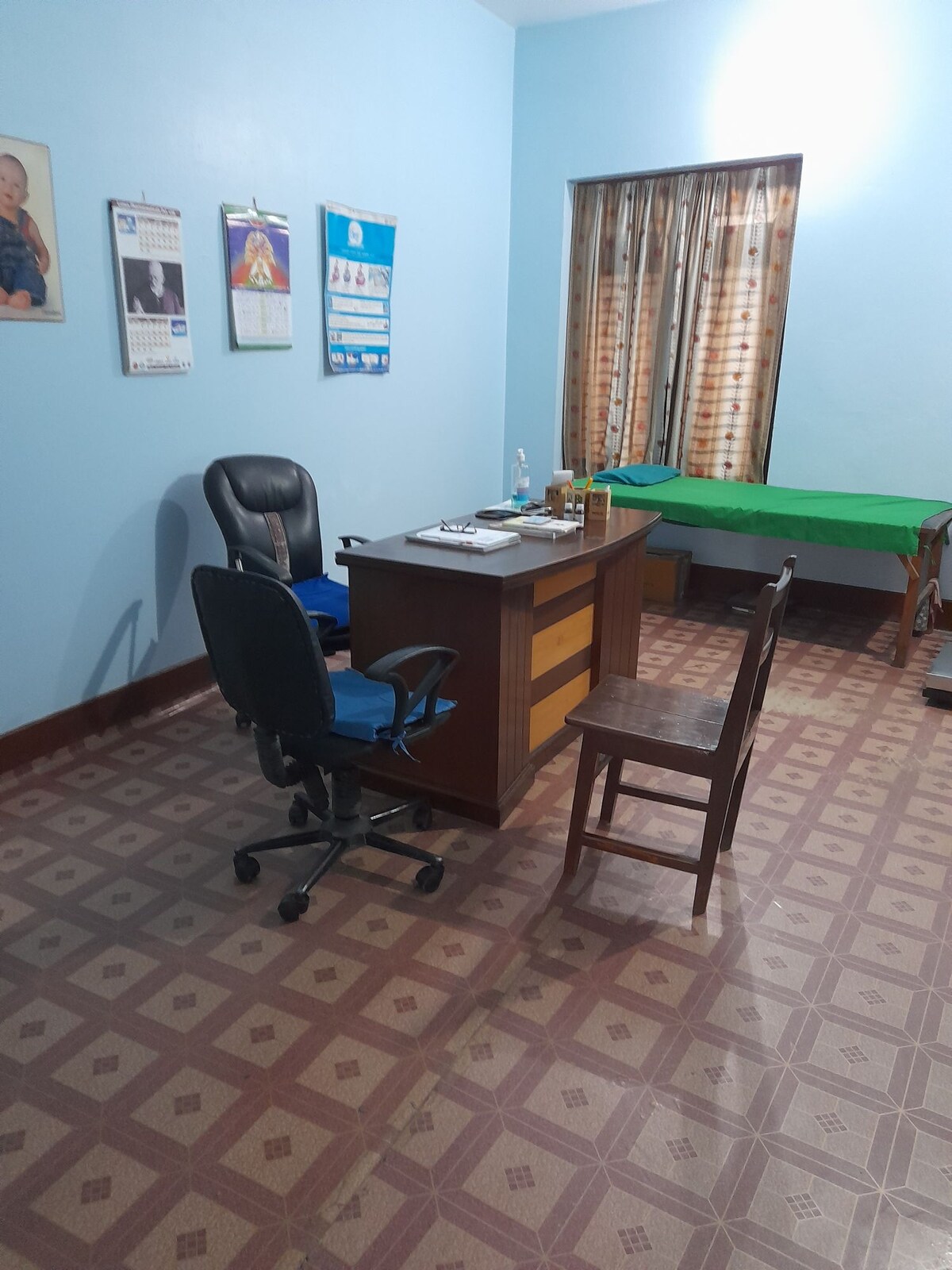 1 spacious  bedroom 
1 kitchen
2 bathroom