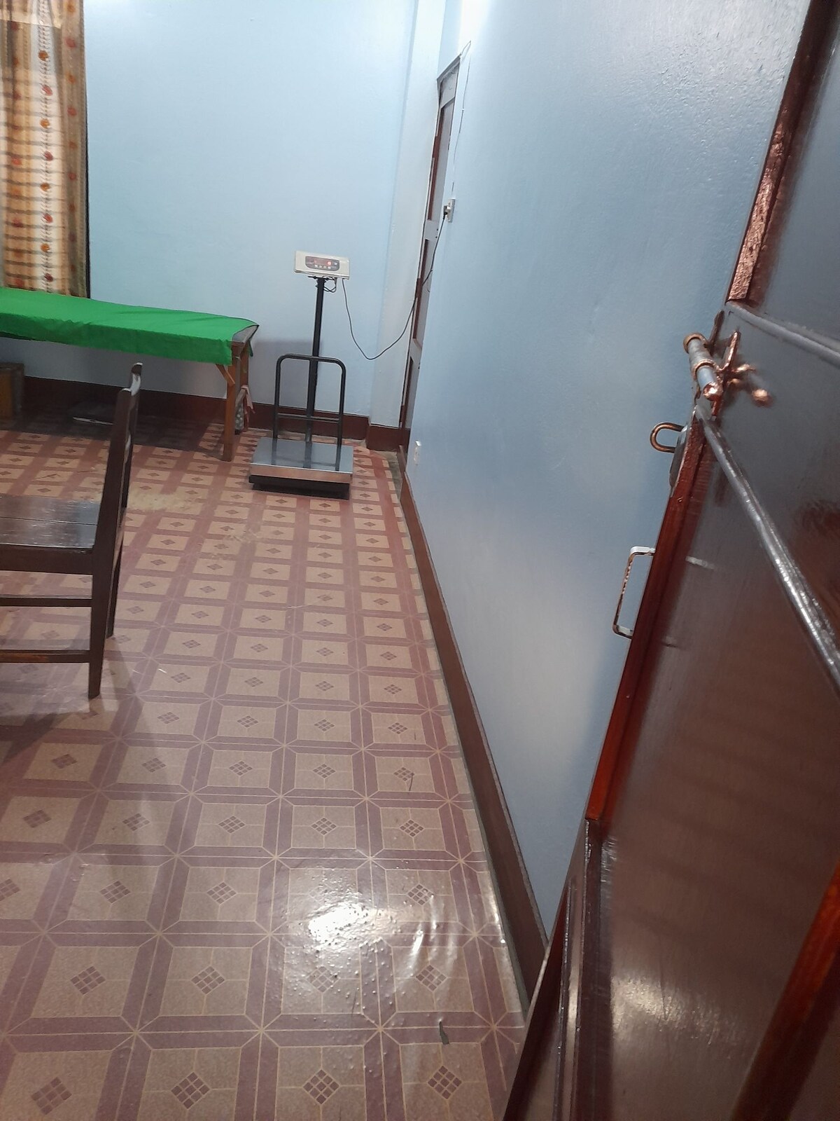 1 spacious  bedroom 
1 kitchen
2 bathroom — photo