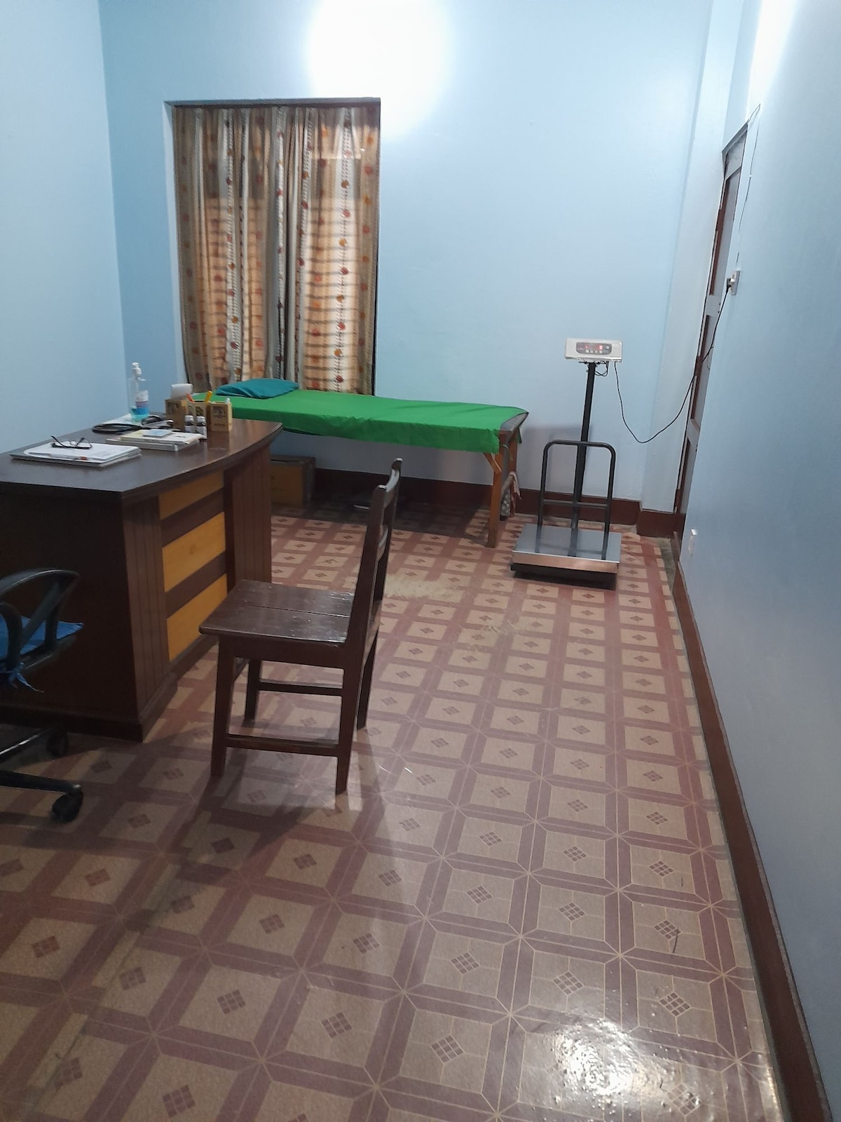 1 spacious  bedroom 
1 kitchen
2 bathroom — photo