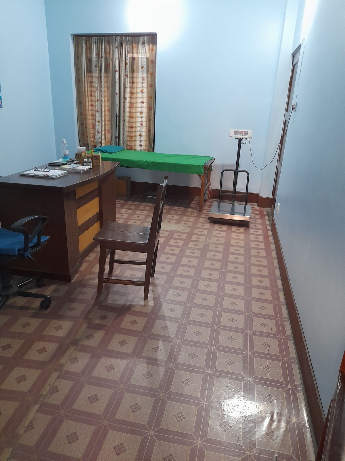 1 spacious  bedroom 
1 kitchen
2 bathroom — photo