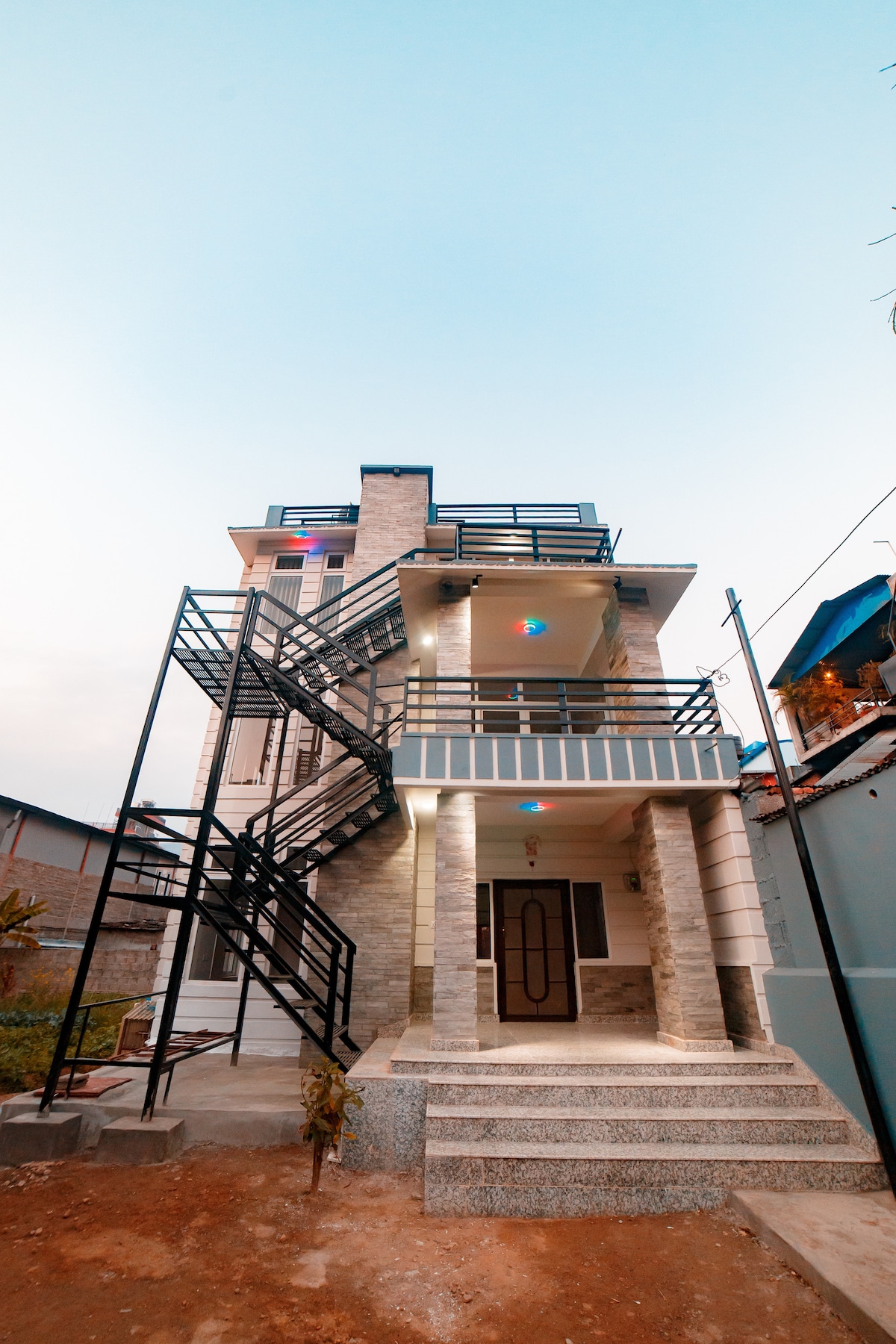 Modern 2 bedroom in the heart of vibrant Lakeside! — photo