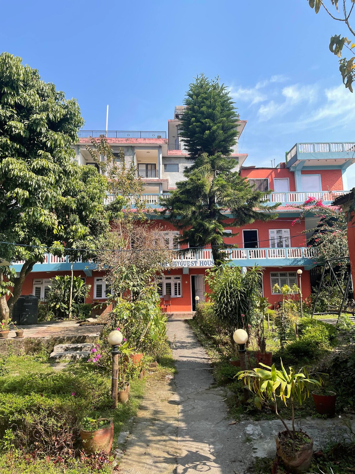 Peaceful 8-bedroom hotel with free parking — photo