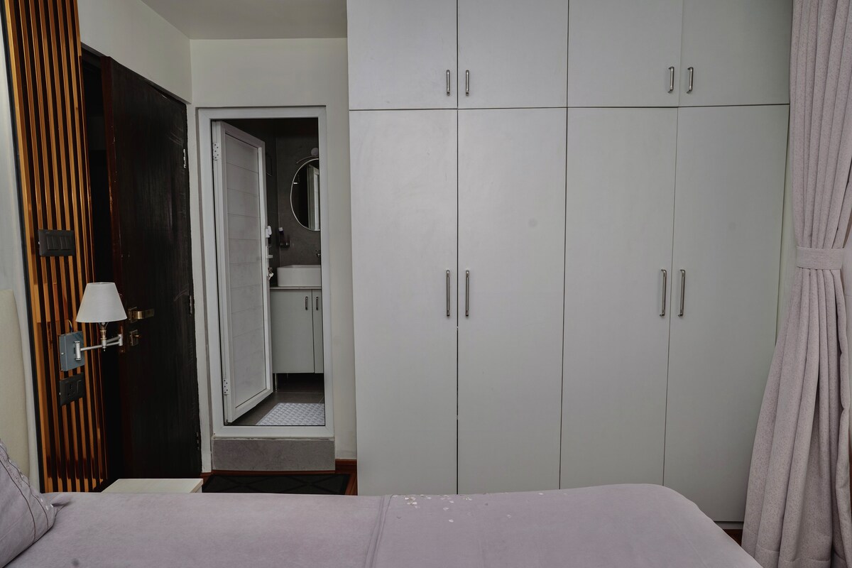 Beautiful room with stylish amenities near airport — photo