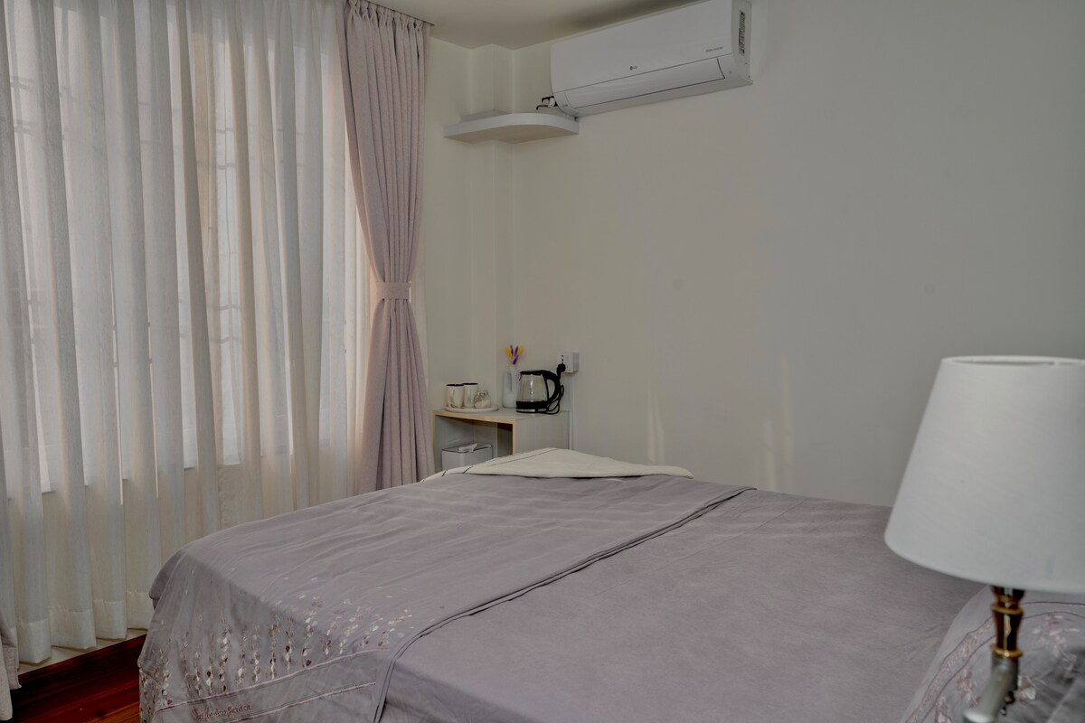 Beautiful room with stylish amenities near airport — photo