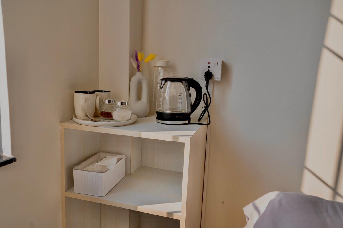 Beautiful room with stylish amenities near airport — photo