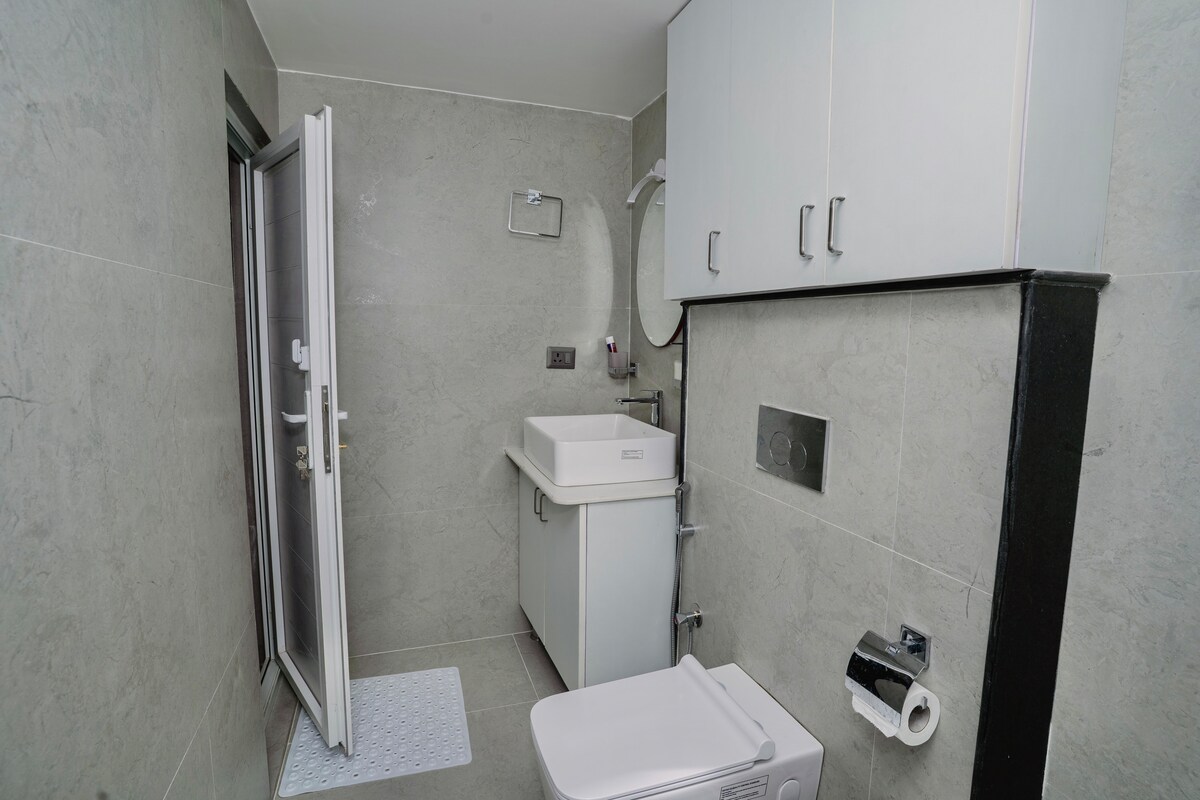 Beautiful room with stylish amenities near airport — photo