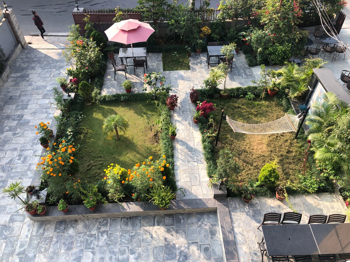 Family Room  with private balcony , garden — photo